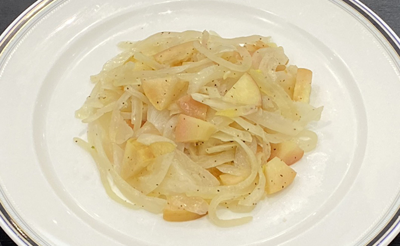柔らか新玉葱と完熟林檎のバターソテー