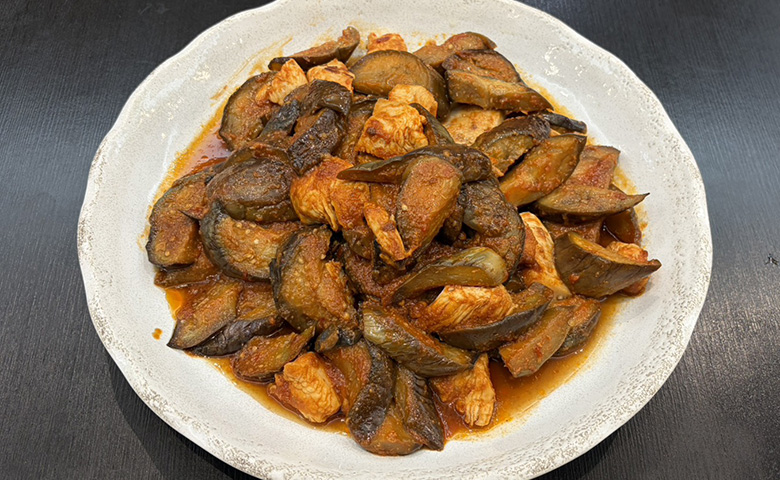 秋茄子と鶏胸肉のチリソース炒め